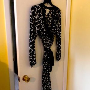 Beautiful Donna Morgan wrap dress with black tie